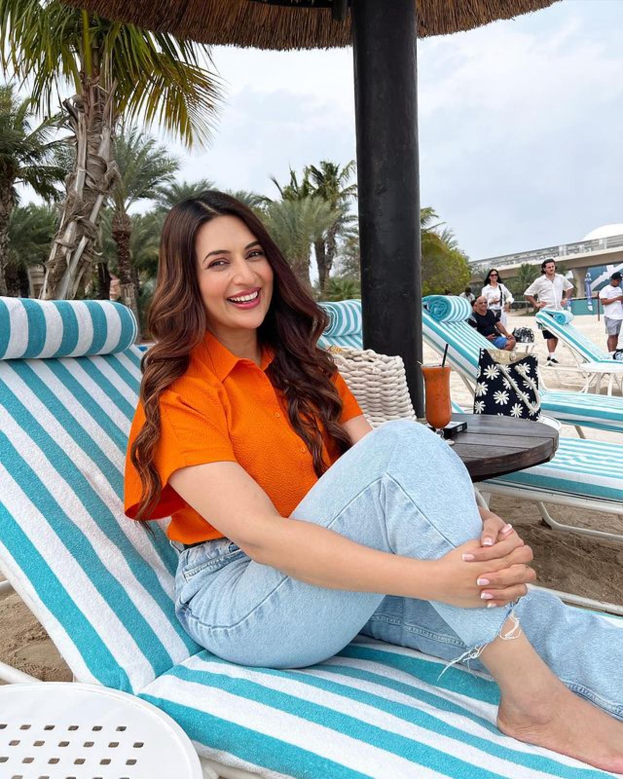 By pairing jeans with an orange shirt and soft curls, Divyanka effortlessly rocked the style game